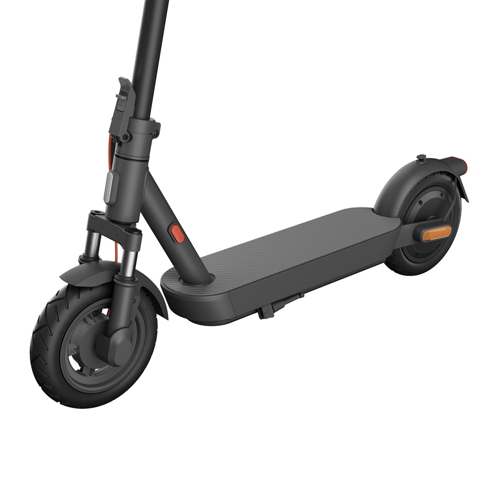 Detailansicht des schwarzen XIAOMI Scooter 5 E-Scooters mit Fokus auf geriffeltes Trittbrett, 10‑Zoll-Räder, Vorderfederung und seitlichen Reflektor.