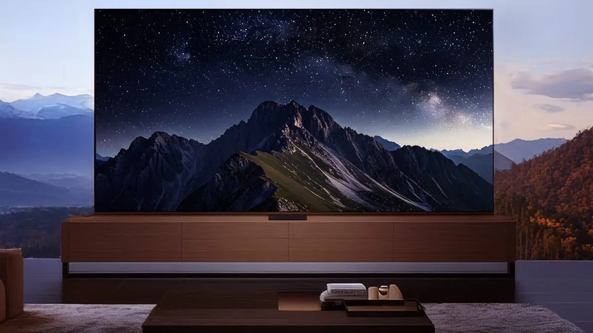 Animation eines OLED-TVs auf einem Sideboard, der das Bild eines Gebirges bei Nacht anzeigt.