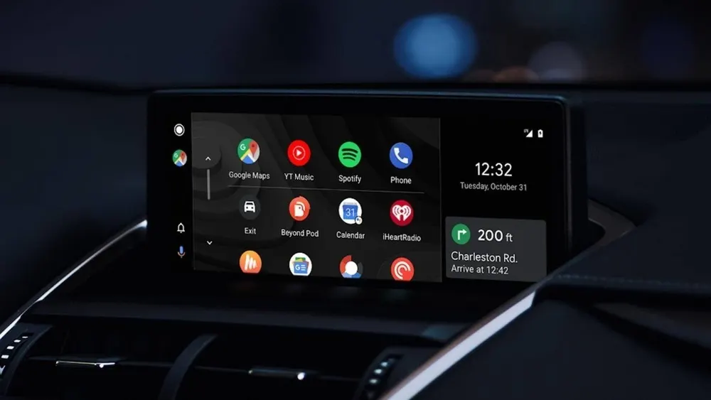 Schwarzes Auto-Infotainment-System zeigt Apps wie Google Maps, Spotify und Kalender. Oben rechts Uhrzeit: 12:32, Dienstag, 31. Oktober. Navigation eingeblendet.