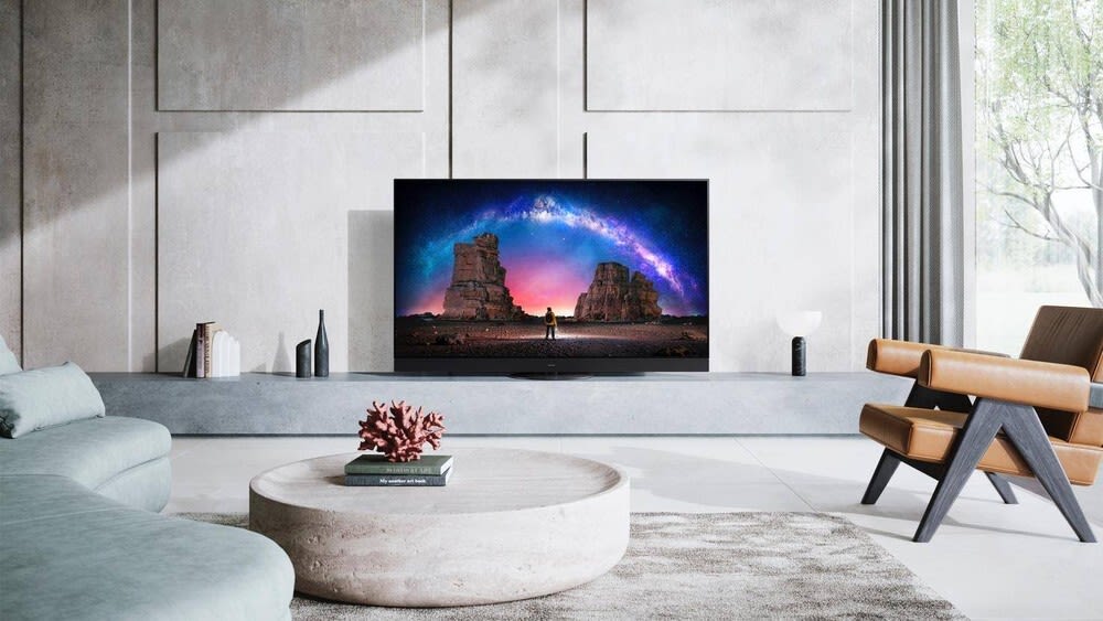 Panasonic-Fernseher steht im Wohnzimmer 