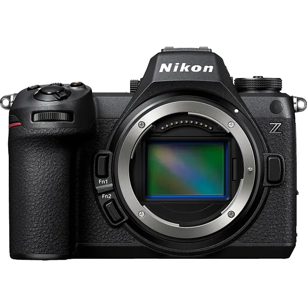 NIKON Z6III Gehäuse Systemkamera, 8 cm Display Touchscreen, WLAN Eine schwarze Nikon Z Kamera mit silbernem Objektivanschluss und Tasten ist vor einem weißen Hintergrund zu sehen.