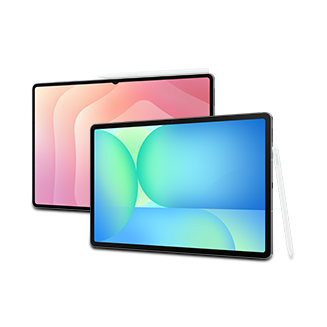 Zwei Tablets mit Stift auf weißem Hintergrund. Beide Geräte zeigen abstrakte blaue und grüne Farbmuster auf ihren Bildschirmen.