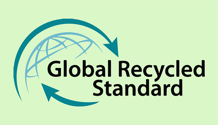 „Schriftzug ‚Global Recycled Standard‘ auf einem stilisierten Globus mit geschwungenen Pfeilen, die den Recyclingkreislauf symbolisieren.