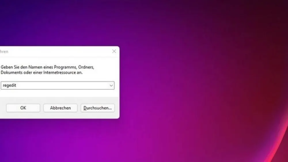 Der Befehl regedit ist im Ausführen-Feld in Windows 11 eingetippt.