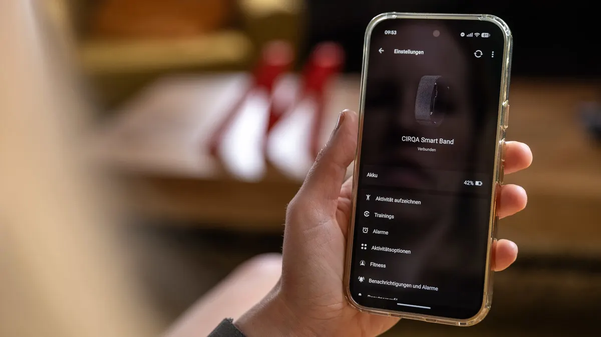 Franzis Hand hält ihr Smartphone, das die Einstellungen des Garmin Cirqa in der Connect-App zeigt.