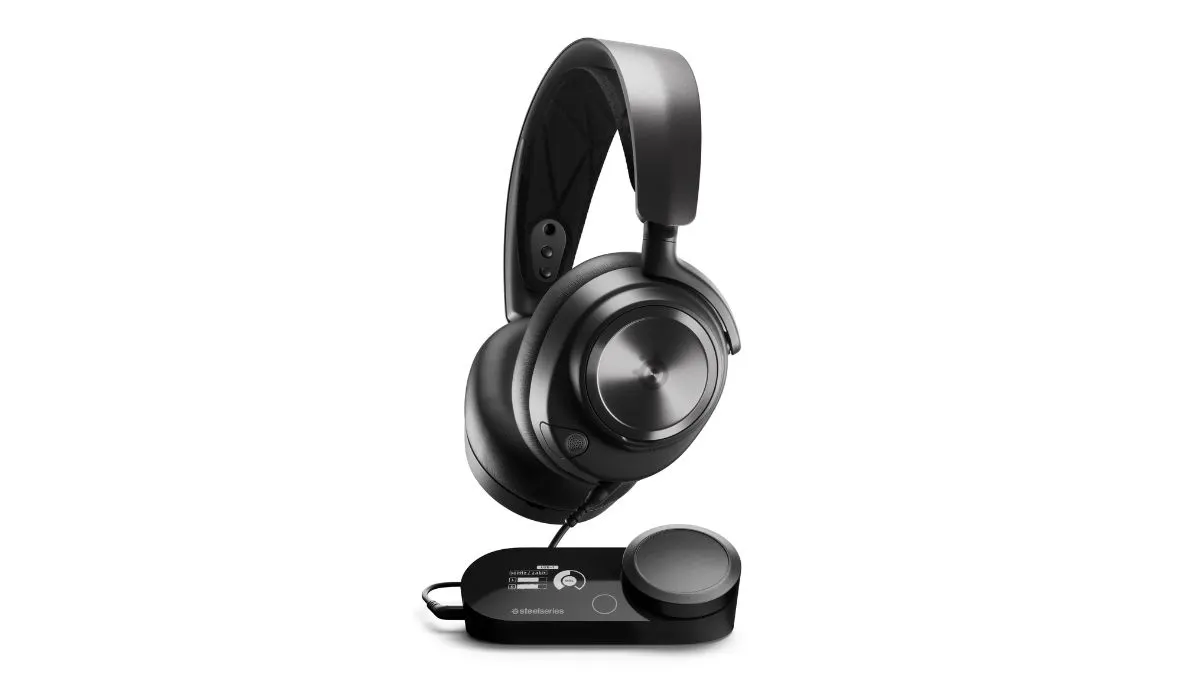 Das Gaming-Headset SteelSeries Arctis Nova Pro Wired vor weißem Hintergrund.