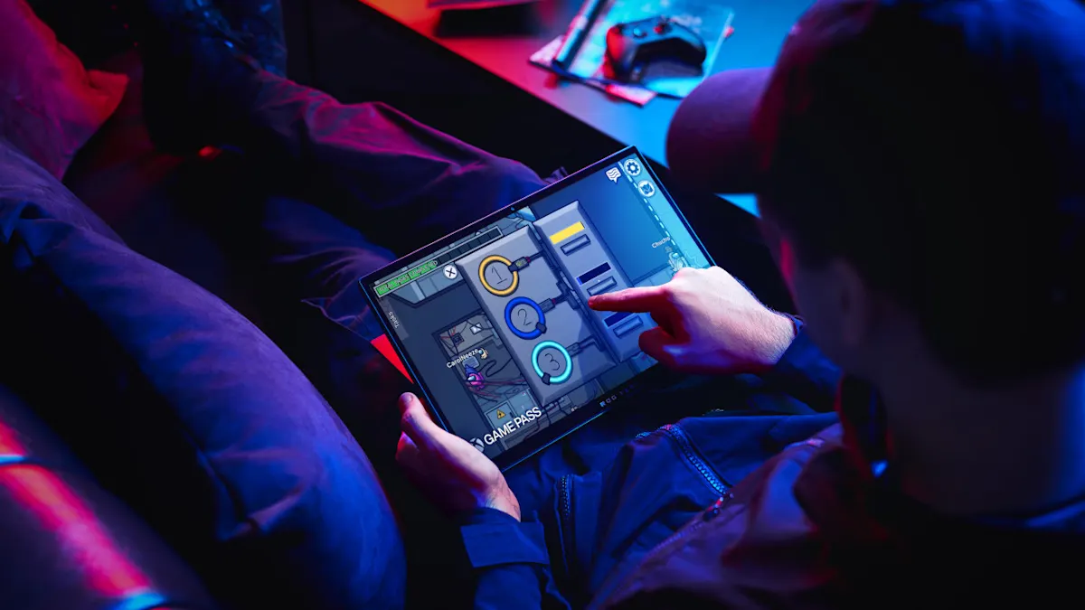 Eine Person sitzt mit einem Tablet, auf dem ein Spiel mit farbigen Kreisen und Zahlen zu sehen ist. Ein Controller liegt im Hintergrund.