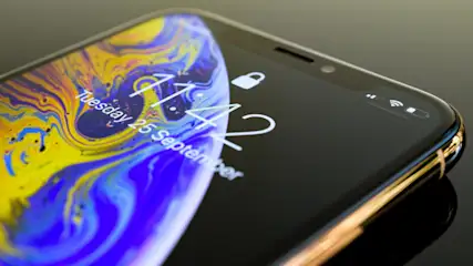 Nahaufnahme eines Smartphones mit Sperrbildschirm, der Dienstag, den 25. September, und die Uhrzeit 17:42 anzeigt. Ein Schloss-Symbol ist sichtbar.