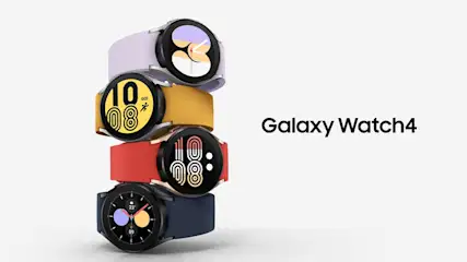 Vier Galaxy Watch4 Smartwatches in Lila, Gelb, Rot und Blau gestapelt auf weißem Hintergrund. "Galaxy Watch4" Text rechts.