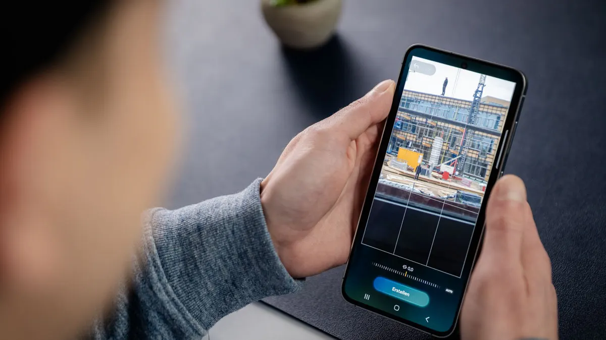 Alex bearbeitet auf dem Smartphone Samsung Galaxy S25 FE ein Foto mit einem KI-Tool.