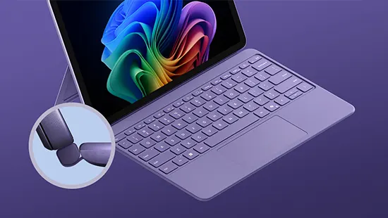 Lila Tablet mit Tastatur und farbenfrohem Bildschirm. Ein Standfuß ist auf der Rückseite sichtbar, mit Detailansicht in einem Kreis.