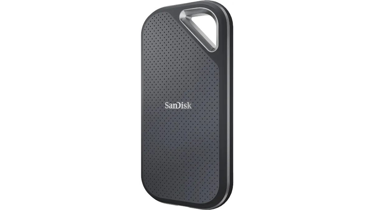 Rechteckige, graue Sandisk SSD mit Lochmuster und abgerundeten Ecken.