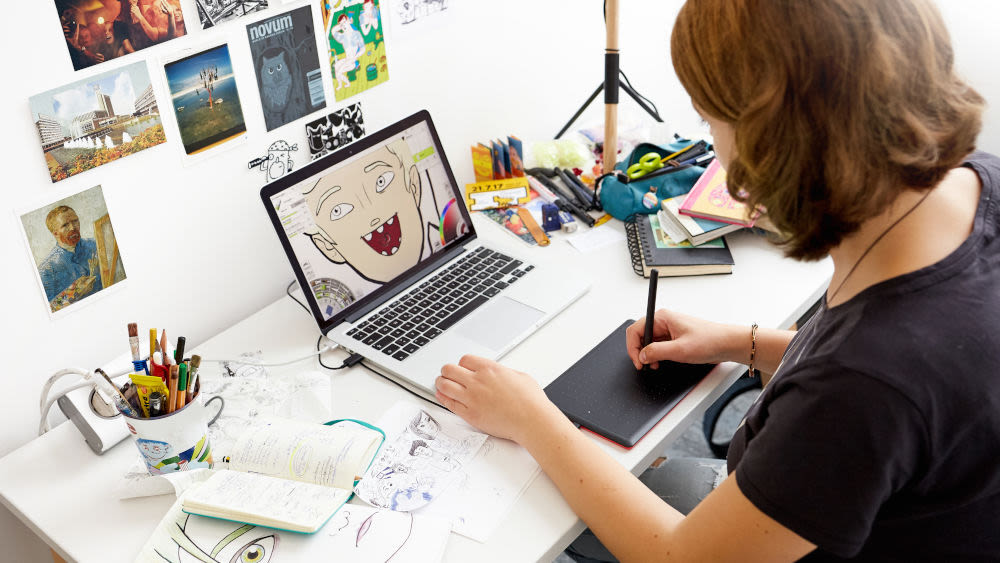 Wacom One Small wird von Frau genutzt