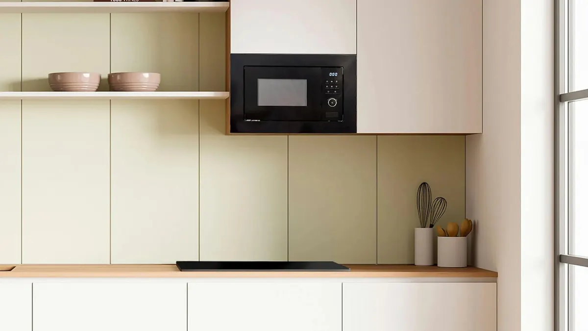 Die Einbaumikrowelle OK. OMWG 2024 BI DB ist in einen Schrank in einer hellen Küche integriert.