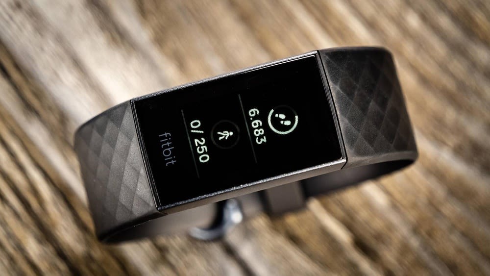 Schwarze Fitbit Charge 3 in der Nahaufnahme mit Schrittzähler.
