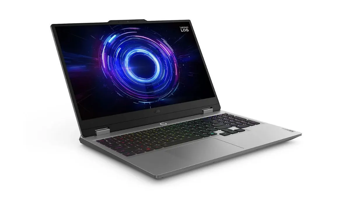 Der Gaming-Laptop Lenovo LOQ 15IRX10 vor weißem Hintergrund.