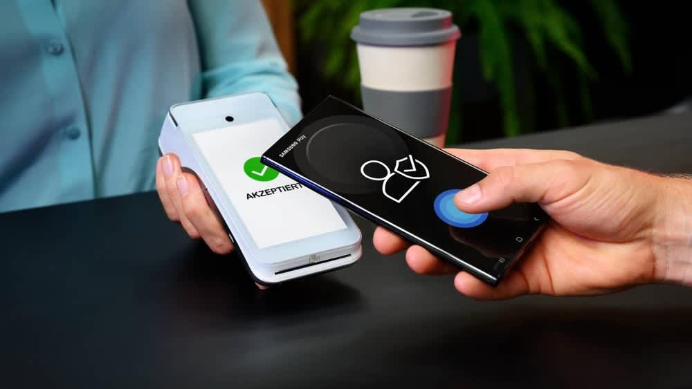 Eine Person zahlt mit der Samsung-Pay-Funktion per Smartphone.