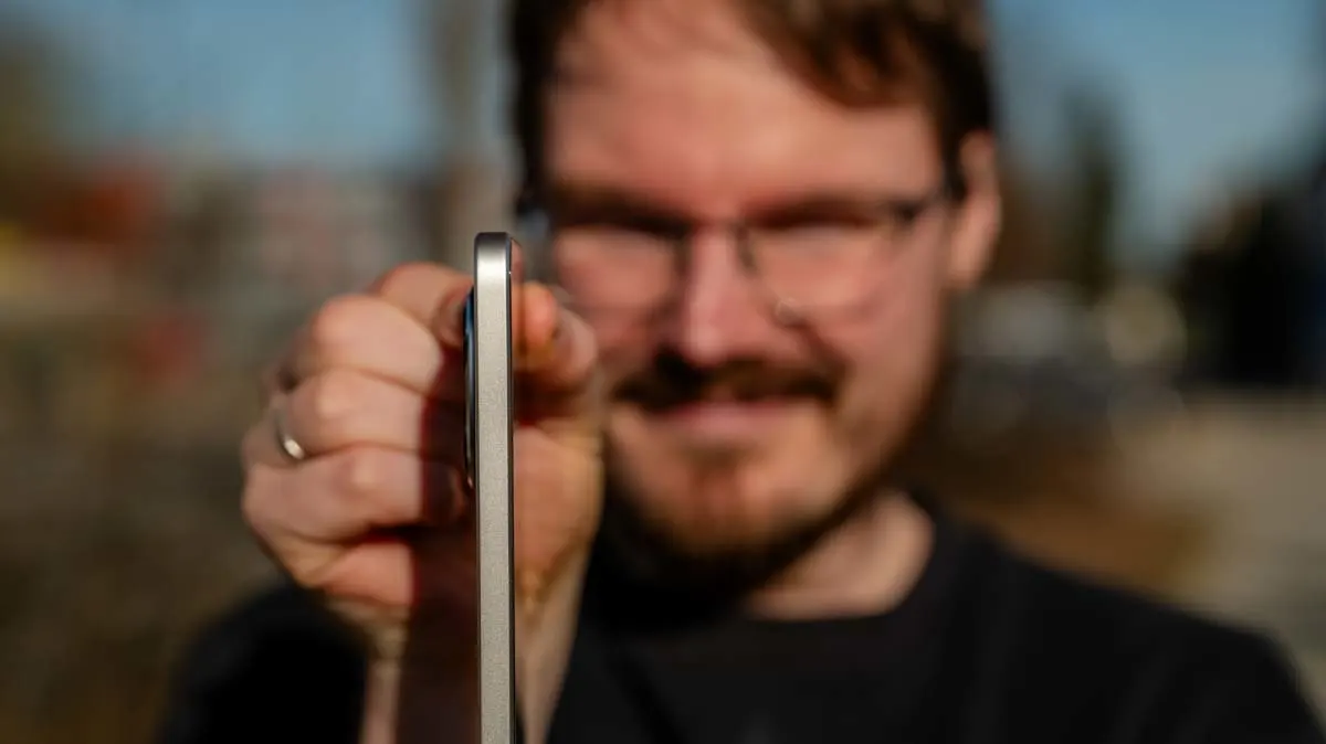 Michael hält eine Kante des Xiaomi Redmi Note 15 Pro 5G in die Kamera, sodass zu sehen ist, wie dünn es ist.