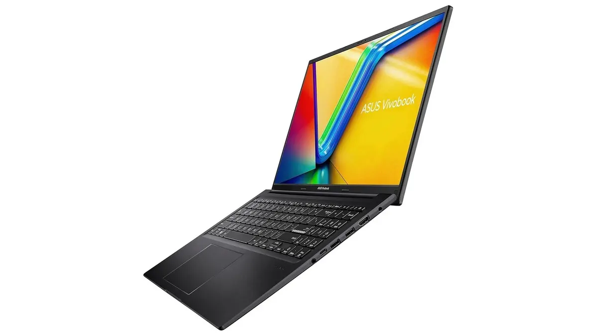 Das Asus Vivobook 16 vor weißem Hintergrund.