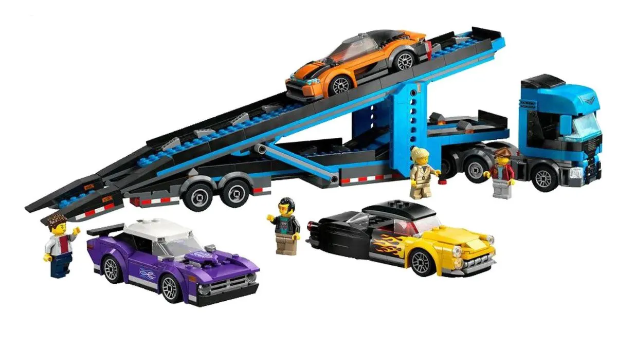 Ein blauer Spielzeugtransporter mit einem orangefarbenen Auto oben, umgeben von drei weiteren Spielzeugautos und vier Spielzeugfiguren.