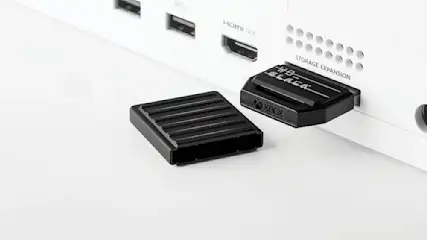 Eine weiße Xbox-Konsole mit HDMI-Anschluss und eine schwarze WD Black Speichererweiterungskarte im Erweiterungssteckplatz.