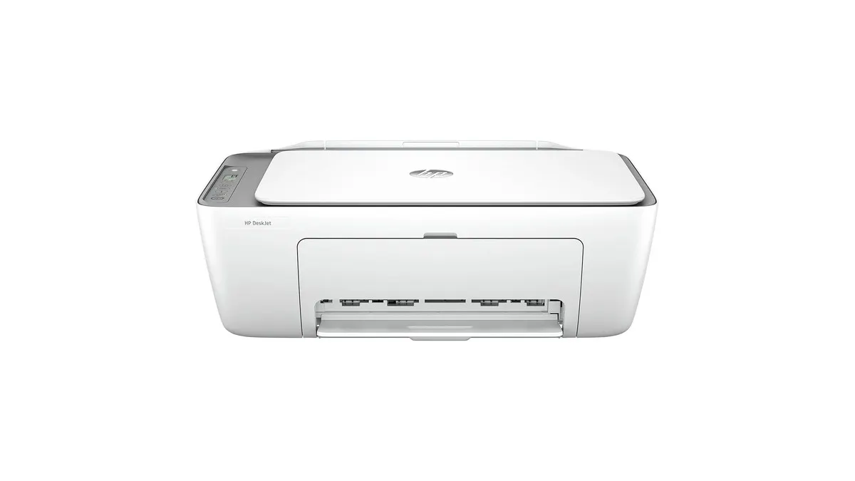 Der HP DeskJet 2820e vor weißem Hintergrund.