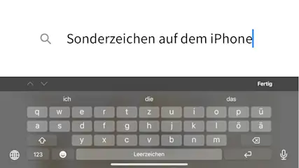 Auf einem weißen Hintergrund ist eine Suchleiste mit der Aufschrift "Sonderzeichen auf dem iPhone" über einer grauen Tastatur.