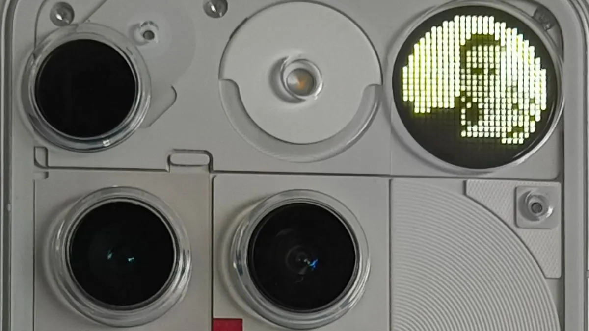 Das obere Drittel der Rückseite des Nothing Phone (3). Auf der Glyph-Matrix erkennt man das Spiegelbild von Alex in Umrissen.
