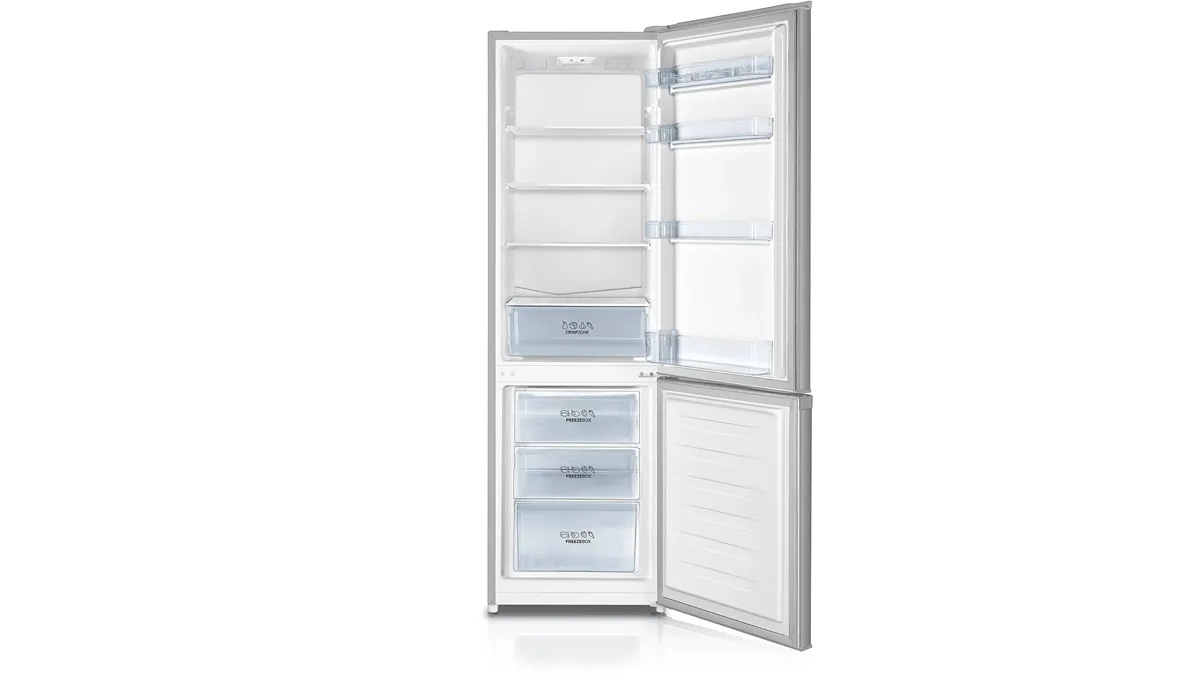 Die Kühl-Gefrierkombination Gorenje RK4182PS4 steht mit geöffneten Türen vor einem weißen Hintergrund.