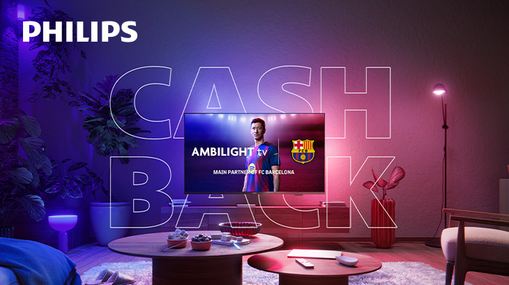 Philips-Fernseher mit Ambilight in lila-pink beleuchtetem Wohnzimmer, mit FC-Barcelona-Motiv auf dem Bildschirm.
