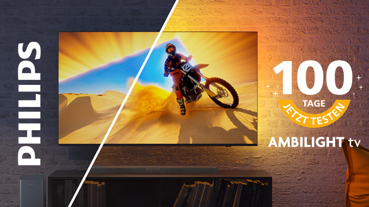 Ein Philips Fernseher zeigt ein Motocross-Rennen in einer Wüste. Auf der rechten Seite steht "100 Tage jetzt testen Ambilight TV".