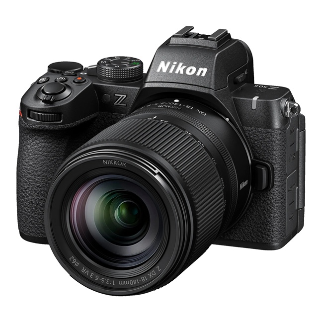 NIKON Z50II Kit Systemkamera mit NIKKOR-Objektiv, schräg von vorn mit sichtbarem Objektiv, Sucher und Bedienelementen.