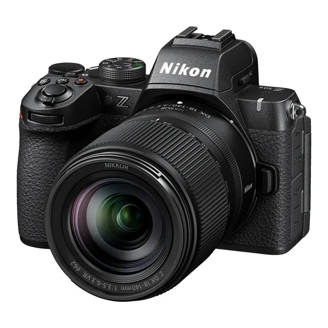 NIKON Z50II Kit Systemkamera mit Objektiv 18-140mm, 8 cm Display Touchscreen, WLAN NIKON Z50II Kit Systemkamera mit NIKKOR-Objektiv, schräg von vorn mit sichtbarem Objektiv, Sucher und Bedienelementen.