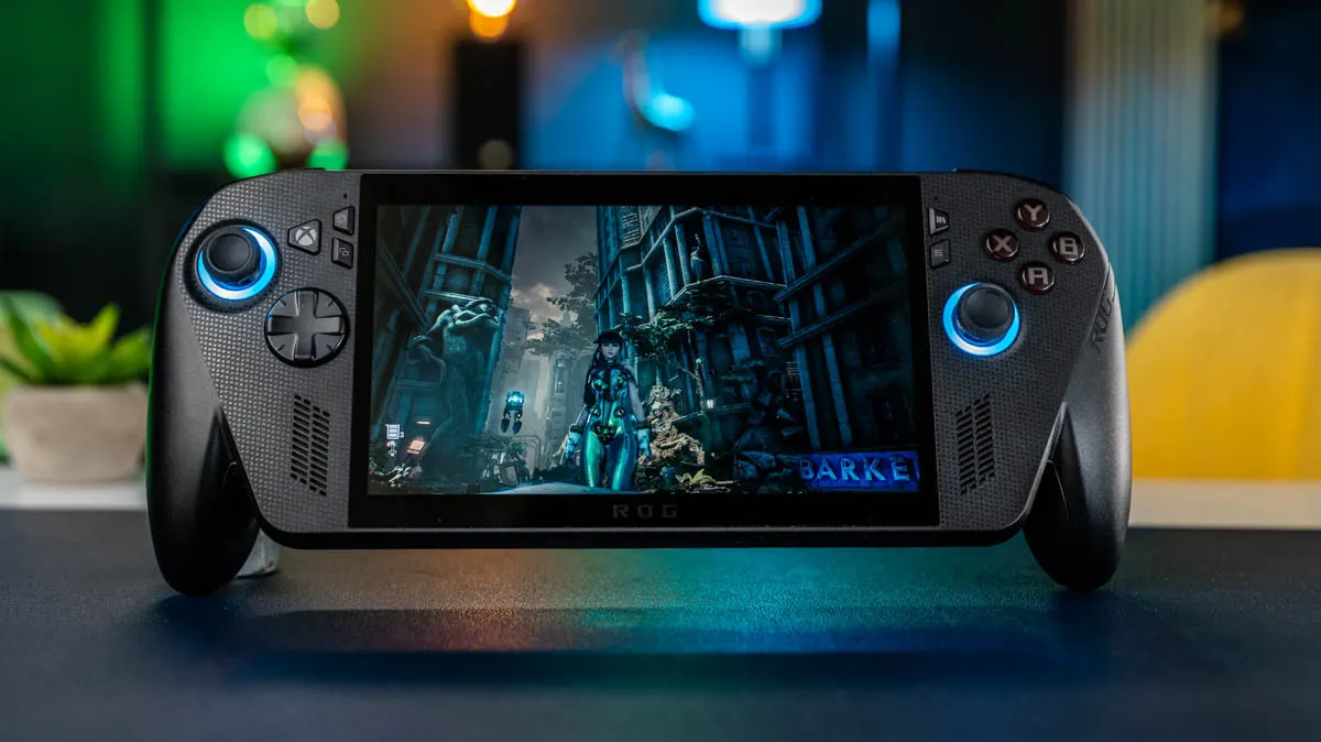 Die Handheld-Konsole ROG Ally X mit dem Spiel "Stellar Blade" auf dem Display.