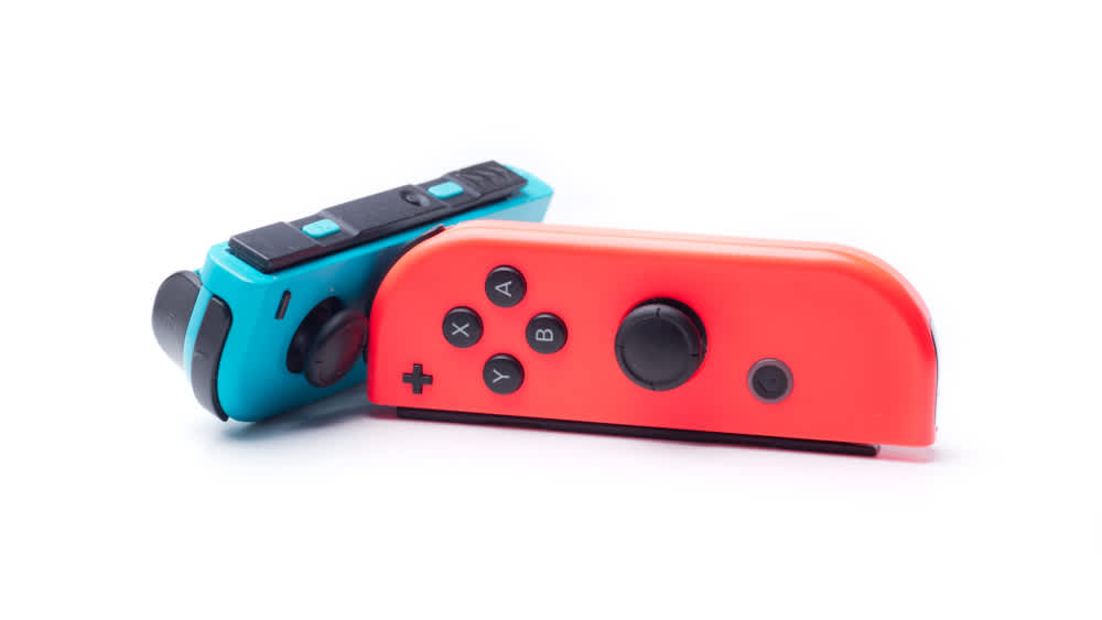 Zwei Joy-Con-Controller der Nintendo Switch liegen nebeneinander.