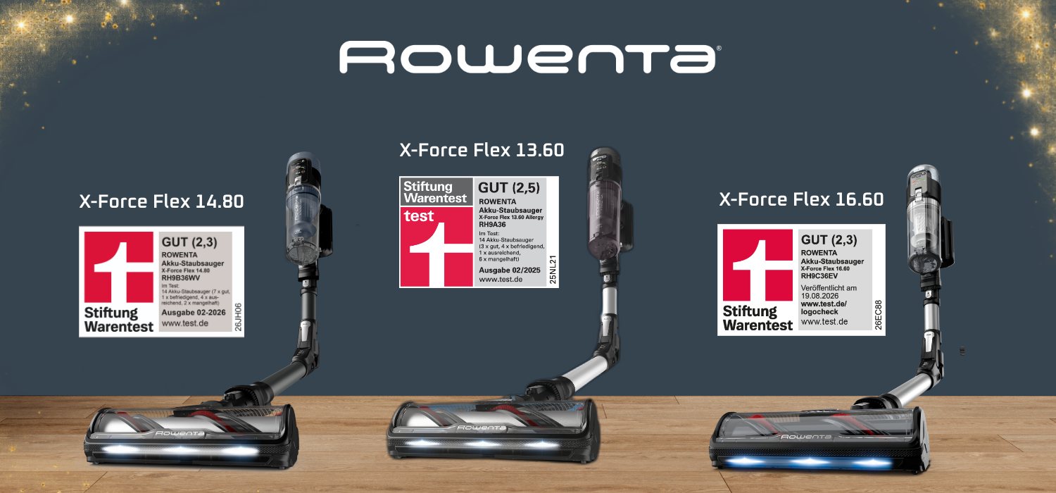 Rowenta Header-Banner mit drei kabellosen X-Force Flex Staubsaugern auf dunklem Hintergrund mit goldenen Lichteffekten. Gezeigt werden die Modelle X-Force Flex 14.80, X-Force Flex 13.60 und X-Force Flex 16.60, jeweils mit Stiftung Warentest Auszeichnungen. Das Rowenta Logo ist zentral im oberen Bereich platziert. Die Staubsauger stehen auf einer Holzoberfläche.