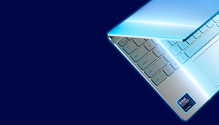 Auf blauem Grund ist ein silbernes Notebook mit Tastatur und Intel Core-Aufkleber teilweise geöffnet zu sehen.