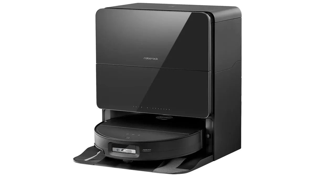 Der schwarze Saug-und-Wischroboter Roborock Saros 10 an seiner Basisstation.