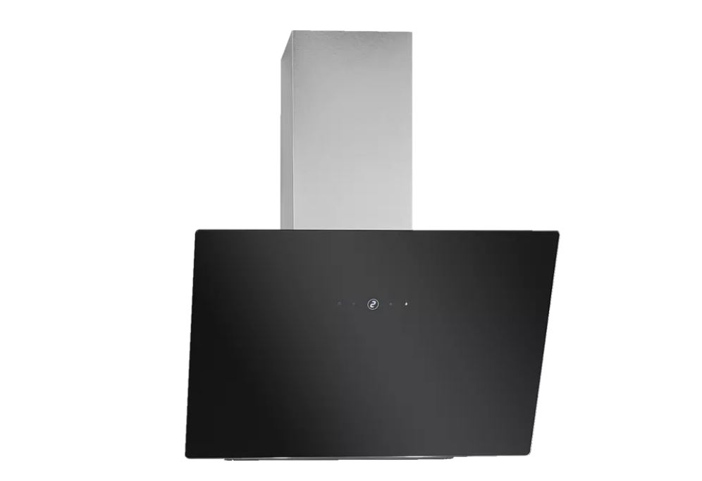 Eine schwarze Dunstabzugshaube mit einem rechteckigen, silberfarbenen Abluftrohr vor einem weißen Hintergrund.