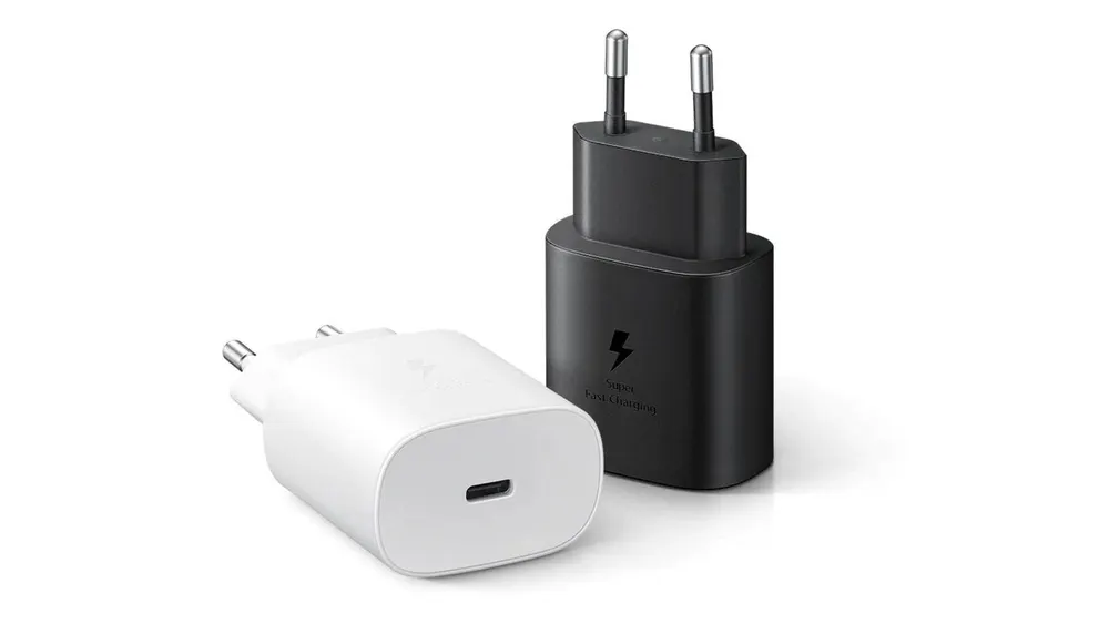 Zwei Ladegeräte: Ein weißes mit USB-C-Anschluss und ein schwarzes mit Stecker und Blitzsymbol auf weißem Hintergrund.