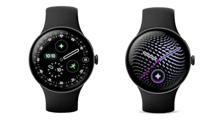 Die Pixel Watch 4 links neben der Pixel Watch 5 vor weißem Hintergrund.