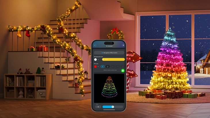 Smartphone mit App-Steuerung vor weihnachtlich dekoriertem Wohnzimmer mit buntem LED-Tannenbaum und Lichterketten. 
