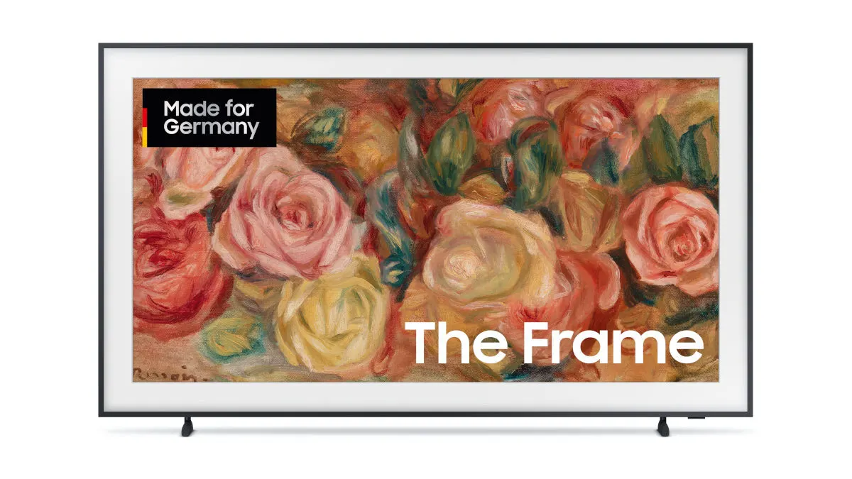Ein schwarzer Fernseher auf einem weißen Hintergrund zeigt ein Gemälde von Rosen und den Text "The Frame" und "Made for Germany".