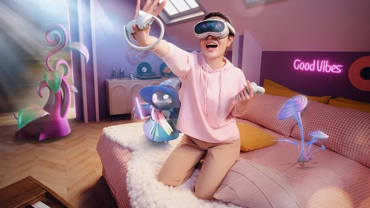 Eine Frau sitzt auf einem rosa Bett. Sie trägt eine VR-Brille und streckt den Controller in ihrer Hand nach oben. Um sie herum sind computerspielähnliche Elemente zu sehen.