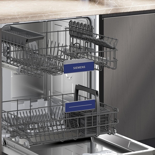 Innenraum des SIEMENS SN63EX04TE iQ300 Geschirrspülers mit geöffnetem Korbsystem, Vario-Besteckkorb und flexibel beladbaren Racks.