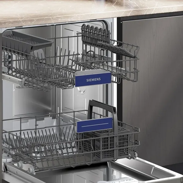 Innenraum des SIEMENS SN63EX04TE iQ300 Geschirrspülers mit geöffnetem Korbsystem, Vario-Besteckkorb und flexibel beladbaren Racks.