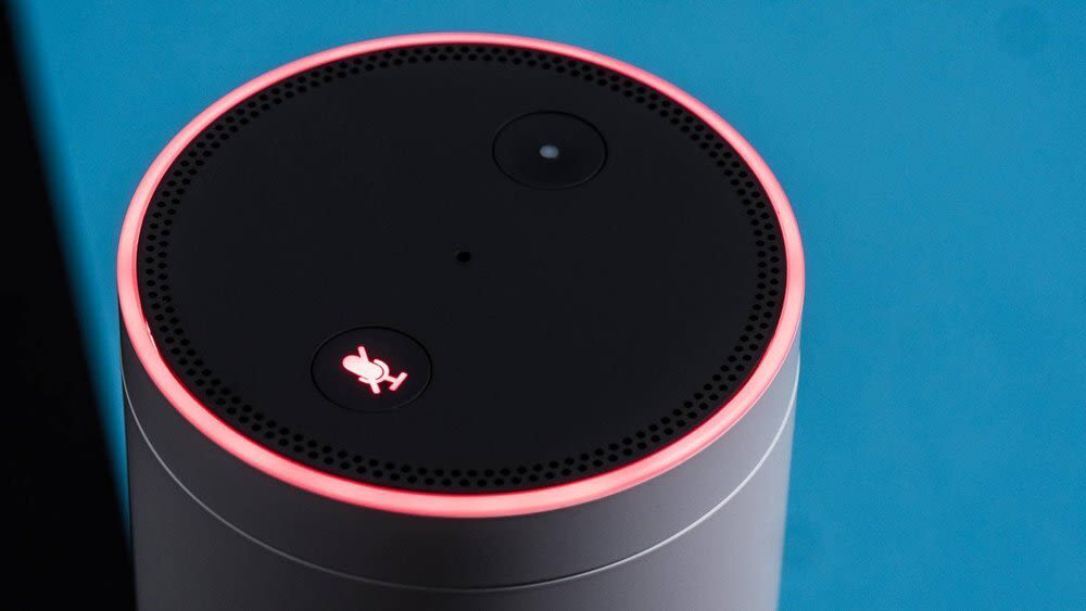 Amazon Echo Dot von oben zu sehen. Blinkt rot