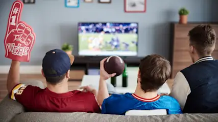 Maenner_gucken_auf_TV_Football