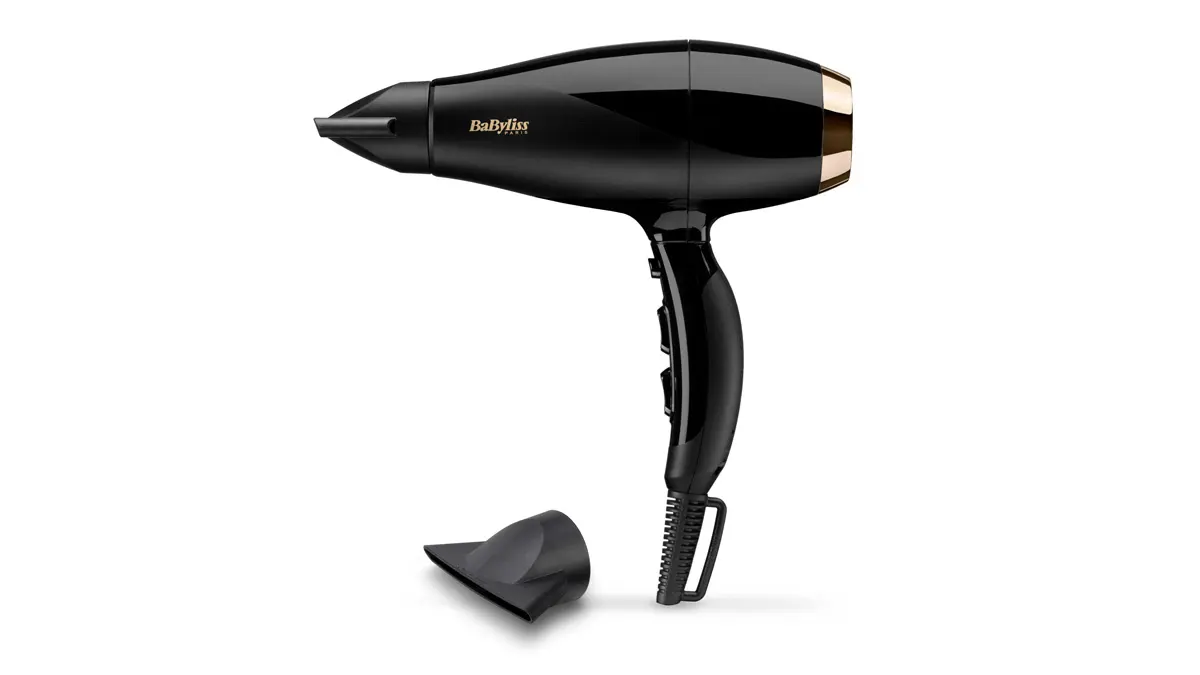 Ein schwarzer Haartrockner der Marke Babyliss steht auf einem weißen Hintergrund, mit einem abnehmbaren Aufsatz daneben.