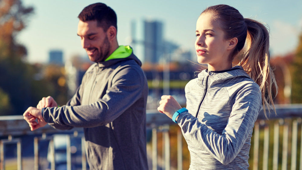 Mann und Frau joggen